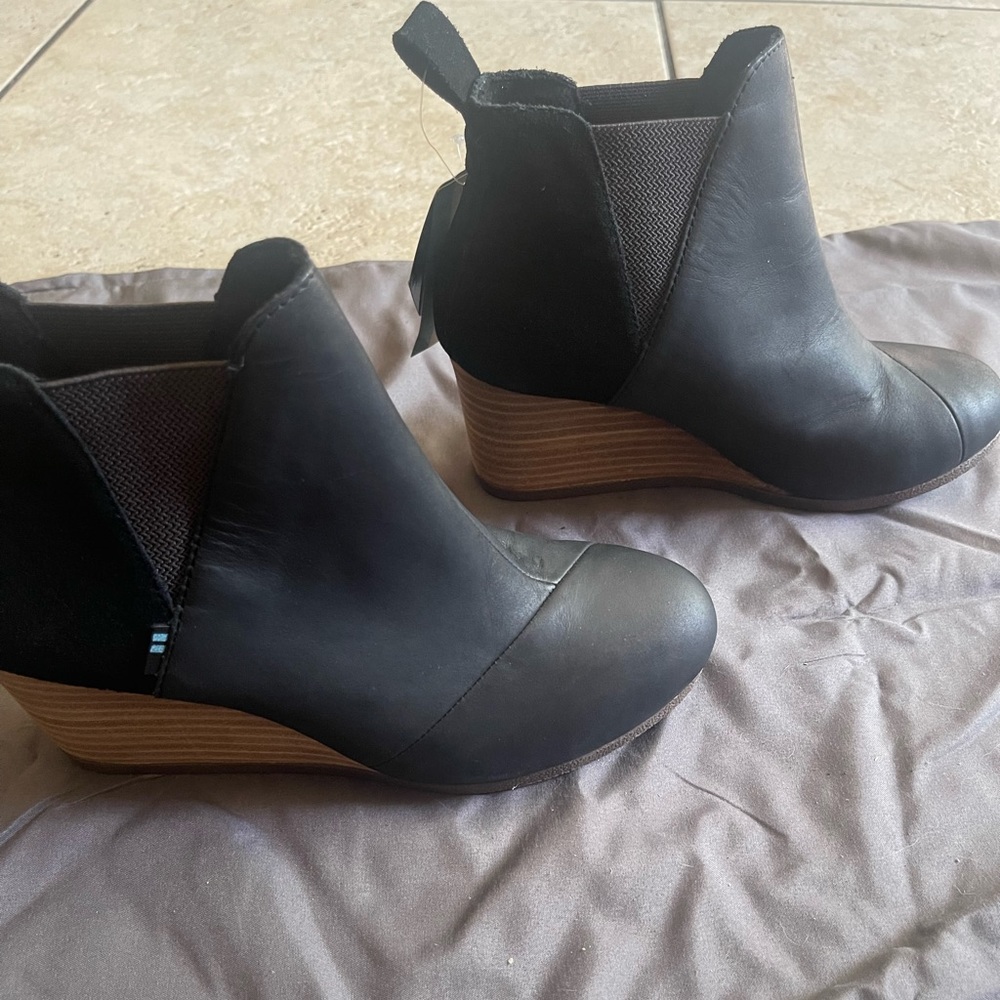 TOMS Black Leather and Suede Womens Kelsey Wedge Booties 6